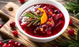 Idealny sos żurawinowy z konfitury? Zrobisz go w 15 minut!
