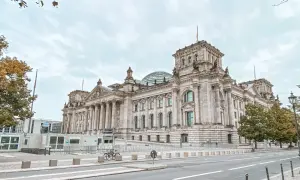 Reichstag w Berlinie, imponujący budynek z kopułą, to jedno z miejsc, które warto zobaczyć w Berlinie.