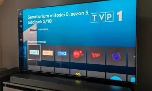Oglądasz "Sanatorium miłości" na TVP 1. Bezpłatna telewizja naprawdę działa, pokazując różne kanały.