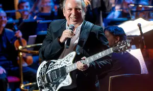 Hans Zimmer z gitarą, która brzmi jak ścieżka dźwiękowa do jego filmów. Uśmiechnięty kompozytor na scenie z orkiestrą.
