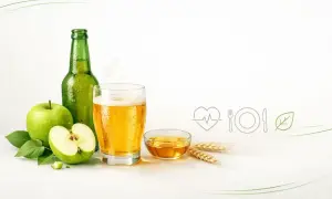 Zielone jabłka, butelka i szklanka orzeźwiającego cydru. Zastanawiasz się, cydr ile procent ma alkoholu?