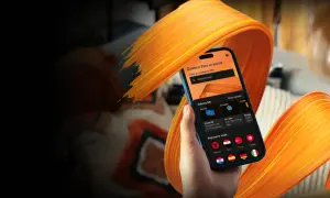 Dłoń trzyma smartfon z aplikacją do wyboru pakietów GB na **orange flex roaming**. Widoczne kraje popularne i strefy UE.