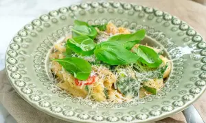 Krämig zucchini pasta med färsk basilika och parmesanost. En härlig och lätt sommarrätt.