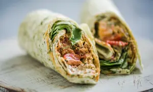 Pyszna tortilla z kurczakiem, świeżymi warzywami i kremowym sosem, idealna na szybki lunch.