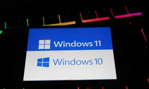 Ekran porównuje Windows 10 i Windows 11, pomagając wybrać najlepszy system Windows 10 czy 11 do gier. Klawiatura RGB w tle dodaje klimatu.