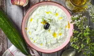 Cremiger Tzatziki mit Gurke, Knoblauch und Olivenöl. Ein einfaches Tzatziki Rezept für den perfekten Dip.