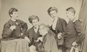 Fünf Männer in viktorianischer Kleidung posieren für ein Studiofoto.
