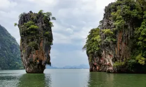 Majestatyczne skały porośnięte zielenią w Zatoce Phang Nga. Tajlandia pora deszczowa dodaje dramatyzmu krajobrazowi.