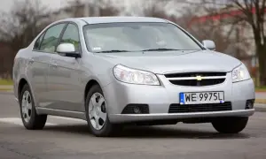 Srebrny Chevrolet Epica 2007 z polskimi tablicami WE 9975L jedzie po drodze.