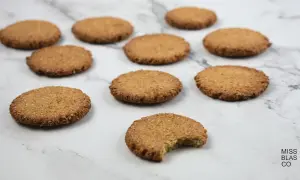 Deliciosas galletas con copos de avena, una mordida revela su textura crujiente.
