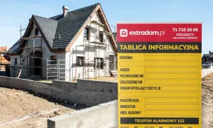 Tablica informacyjna budowy domu w trakcie budowy, z polami do wypełnienia: adres, pozwolenie, nadzór.