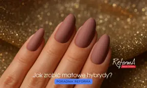 Dłoń z eleganckimi, matowymi paznokciami w odcieniu pudrowego różu na złotym, błyszczącym tle. Pytanie "Jak zrobić matowe hybrydy?" zachęca do nauki.