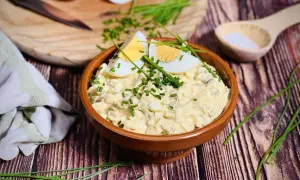Cremiger Eiersalat, garniert mit Schnittlauch und Ei-Spalten. Ein einfaches eiersalat rezept für jede Gelegenheit.
