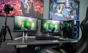 Ein Streamer-Setup: Zwei Monitore, Mikrofon, Kamera auf Stativ, Gaming-PC mit blauer Beleuchtung und Bilder von E-Sport-Erfolgen. So macht ein Streamer seine Inhalte.