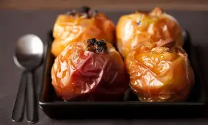 Mele cotte in friggitrice ad aria, caramellate e ripiene di uvetta e mandorle. Un dolce semplice e delizioso.