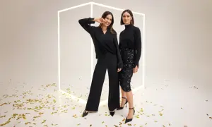 Dwie kobiety w eleganckich czarnych strojach, jedna w spodniach, druga w cekinowej spódnicy. Gerry Weber sukienki i stylizacje na wyjątkowe okazje.