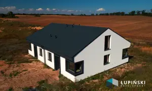Nowy dom na wsi, idealny na spokojne życie. Marzysz o własnym miejscu? Sprawdź kredyt na działkę i zacznij budowę!