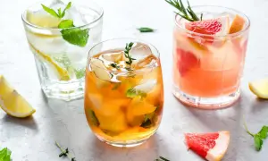 Orzeźwiające drinki z cytryną i miętą, grejpfrutem i rozmarynem. Idealne na lato, jak Żubrówka Kwaśna Cytryna.