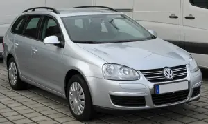 Srebrny Volkswagen Golf 5 Variant z relingami dachowymi, zaparkowany na kostce brukowej.