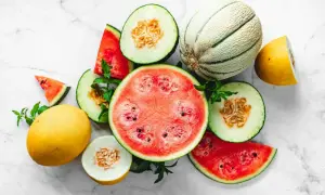 En härlig blandning av meloner och vattenmelon, som visar att vattenmelon nyttigt är en sanning. Mintblad ger en fräsch touch.