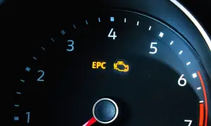 Kontrolka EPC i kontrolka silnika świecące się na desce rozdzielczej samochodu.