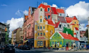 Kolorowy mural na śródce ożywia kamienice, dodając im bajkowego charakteru.