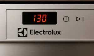Zmywarka Electrolux. Czas czyszczenia 130 minut. Gotowa do pracy.