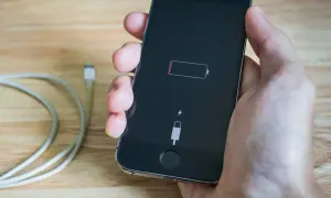 Telefon widzi ładowarkę, ale nie ładuje. Na ekranie ikona baterii jest pusta, a obok niej symbol błyskawicy i wtyczki.