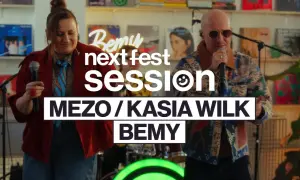 MEZO / Kasia Wilk na Next Fest Session. W tle widać płyty winylowe i rośliny.