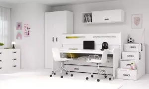 Pokój dziecięcy z białymi łóżkami z biurkiem, szafą i schodkami. Dwa krzesła obrotowe, laptop i słuchawki na biurku.