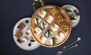 Wykwintne mini deserki na paterze, idealne na catering. Co to za uczta dla oczu i podniebienia!