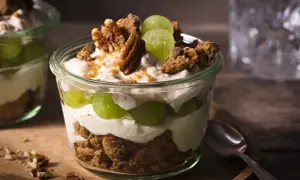 Schichtdessert im Glas mit cremigem Joghurt, saftigen Weintrauben, knusprigen Keksstücken und Pekannüssen. Ein köstliches Trauben Cookie Dessert.