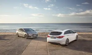 Dwa Hyundai i40, sedan i kombi, stoją nad brzegiem morza. Wiele pozytywnych hyundai i40 opinie potwierdza ich wszechstronność.