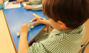 Dziecko w zielono-białej koszuli lepi z plasteliny. To jego wniosek EPD 21.