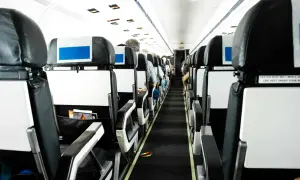 Blick in die Kabine eines Flugzeugs. Die Sitze sind in Reihen angeordnet. Die Frage, wo man im Flugzeug am besten sitzt, bleibt offen.