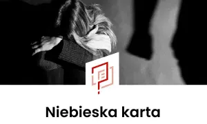 Ciemna sylwetka kobiety skulonej w bólu, cień mężczyzny obok. Co to niebieska karta? Symbol pomocy ofiarom przemocy.