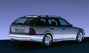 Srebrny Mercedes C klasa 2000 kombi z felgami AMG, widziany z tyłu, na tle niebieskiego gradientu.