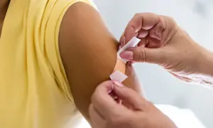 Haut wird mit einem Pflaster versorgt, um eine mögliche Pflasterallergie zu behandeln.