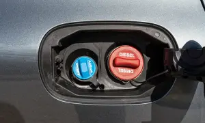 Dwa korki wlewu paliwa: czerwony z napisem DIESEL i niebieski z napisem AdBlue. Kluczowe dla systemu common rail.