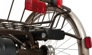 Bateria roweru elektrycznego, idealna do skorzystania z dofinansowania PFRON. Widoczny bagażnik i tylne światło.