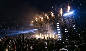 Tłumy ludzi na koncercie, konfetti i płomienie na scenie. Niezapomniane chwile z festiwali w Polsce.
