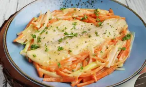 Ein zartes Rotbarschfilet mit einer cremigen Senfsauce, umgeben von julienniertem Gemüse.