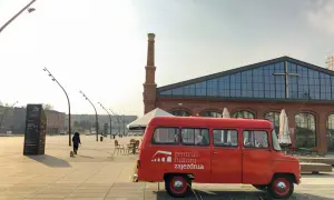 Roter Kleinbus vor dem Zajezdnia-Zentrum, einem Museum in Breslau.