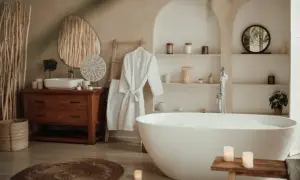 Przytulna łazienka w stylu rustykalnym z drewnianą szafką, wanną i ozdobnymi detalami.