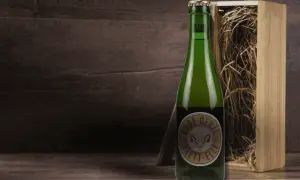 Bottiglia di birra Oude Geuze Brett-Elle, con scatola di legno e paglia. Un brindisi alla vita, evitando le mort subite.