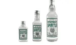 Trzy butelki "Spirytusu Spożywczego" o różnej pojemności (100 ml, 200 ml, 500 ml). Ten mocny alkohol jest polskim produktem.