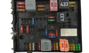 Caja de fusibles de un Golf 4, con varios fusibles y relés. Un fusible elevalunas Golf 4 podría ser uno de los de 15A o 20A.