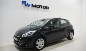 Mörkgrå Peugeot 208 står i ett showroom. En potentiell peugeot 208 problem kan vara att den är lite för liten för familjen.