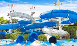 Wodne szaleństwo na wakacjach! Camping z aquaparkiem oferuje mnóstwo atrakcji, w tym zjeżdżalnie wodne i baseny dla całej rodziny.