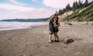 Para zapatrzona w siebie na plaży, idealny moment, by zapytać dziewczynę o związek.